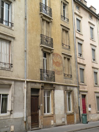  vieil immeuble avec une publicité pour une bière